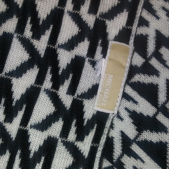 Authentic Michael Kors wool monogrammed scarf - Picture 6 of 7